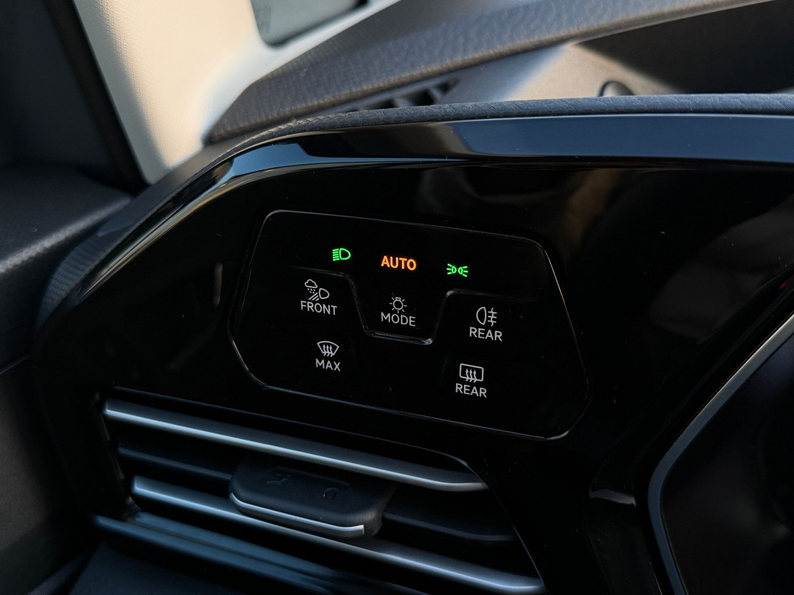 Fahrzeugabbildung Volkswagen Caddy Style TSI DSG ACC AHK Navi LED Kamera SHZ