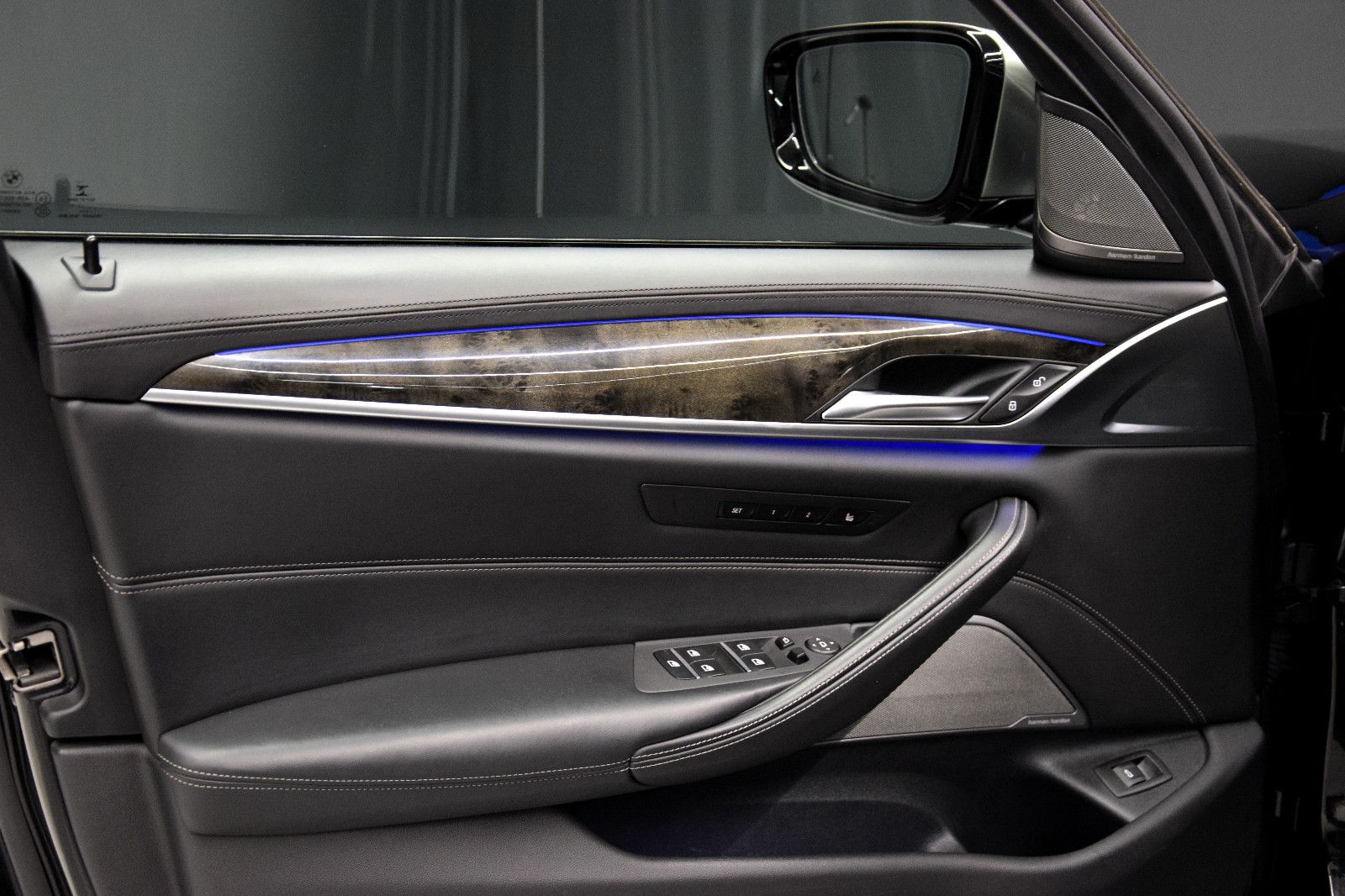 Fahrzeugabbildung BMW M550d xDr Tour Pano H/K HuD ACC Sitzlüft Massage