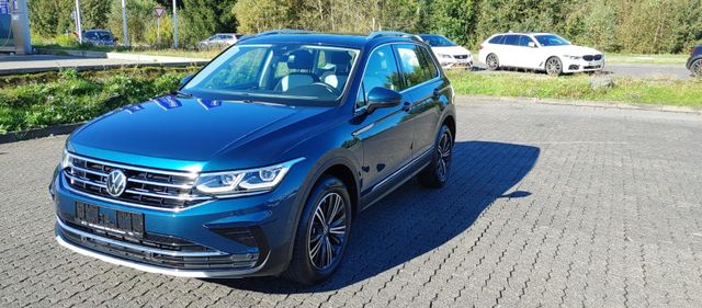 Volkswagen Tiguan Elegance 4Motion - WENIG KM -