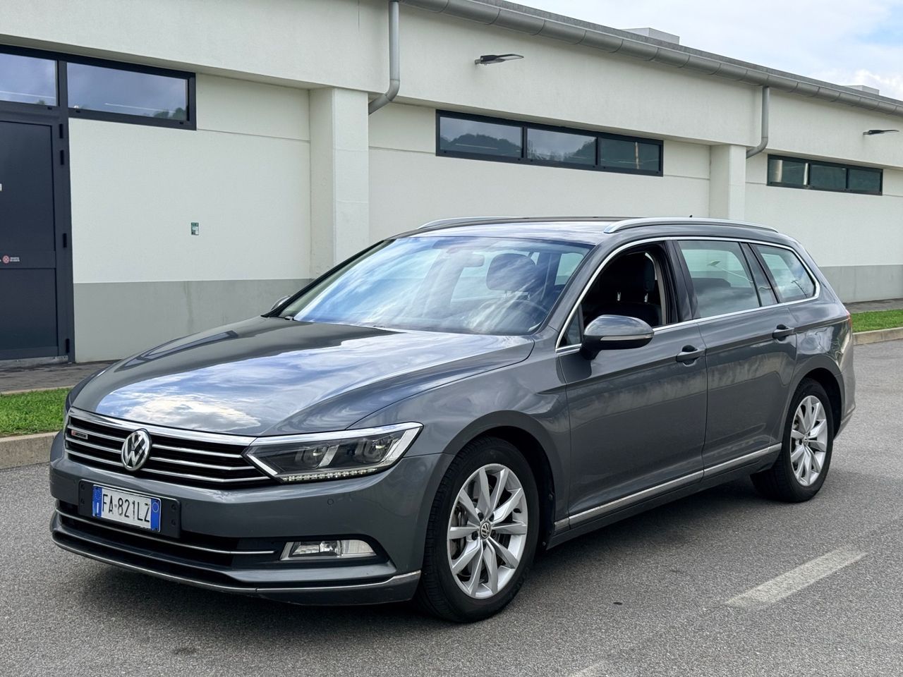Volkswagen Passat - 1