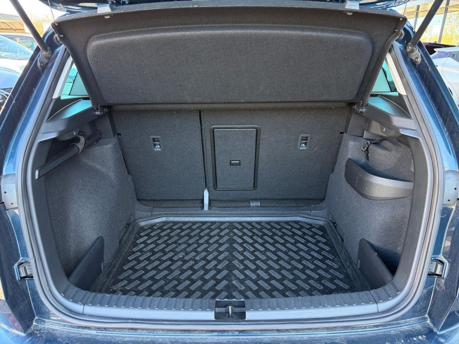 Fahrzeugabbildung SKODA Karoq 1.5 TSI ACT Tour OPF*SHZ*NAVI*Kamera*