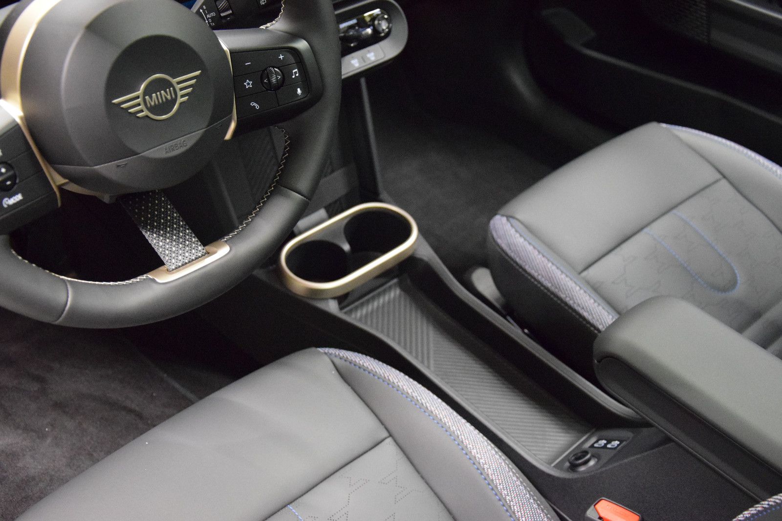 Fahrzeugabbildung MINI Cooper S Classic Trim 5-Türen Paket-L Pano h/k