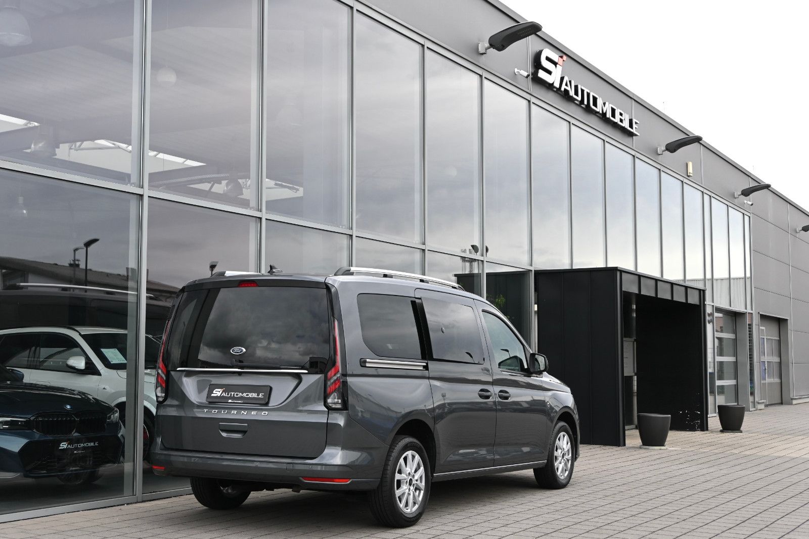 Fahrzeugabbildung Ford Grand Tourneo 2.0 d Titanium Aut °PANO°KAM°8FACH