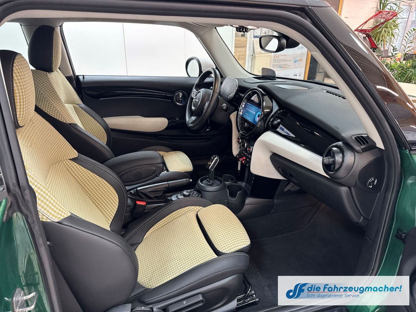 Fahrzeugabbildung MINI Cooper Classic Trim HUD Digitales Cockpit LED Ku