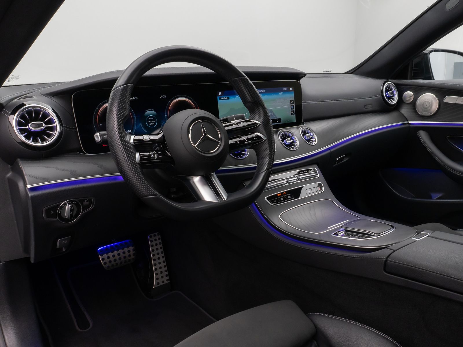 Fahrzeugabbildung Mercedes-Benz E300d Coupe 4Matic AMG Panorama Kamera LED