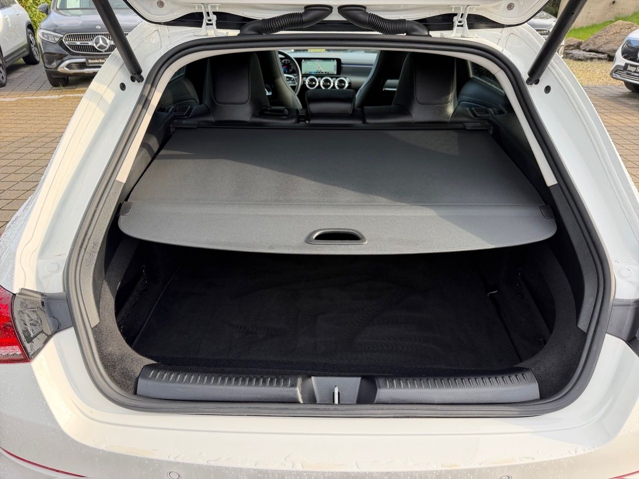 Fahrzeugabbildung Mercedes-Benz CLA 180 SB AHK+MULTIB+STNDHZ+PANO+AMBIENTE+KAMER