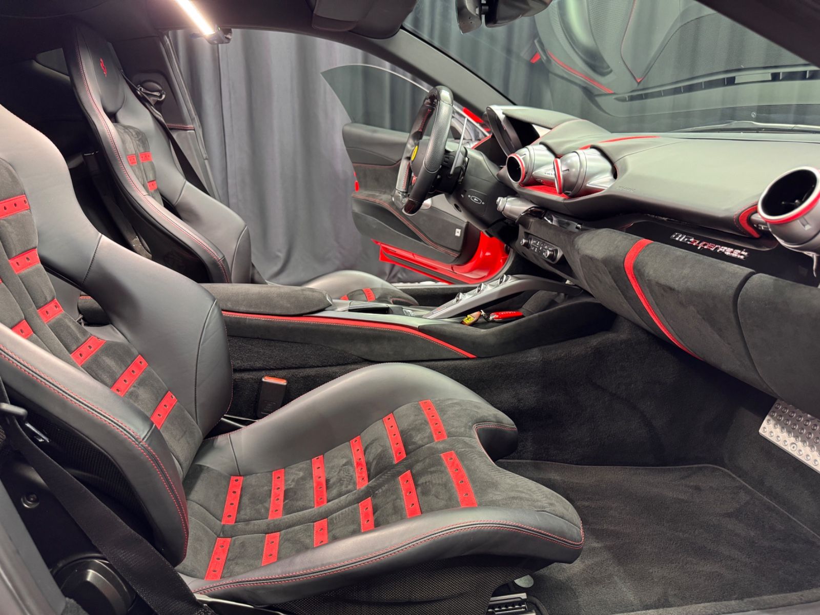 Fahrzeugabbildung Ferrari 812 Superfast|CARBON-SCHALENSITZE|360"KAMERA|ACC