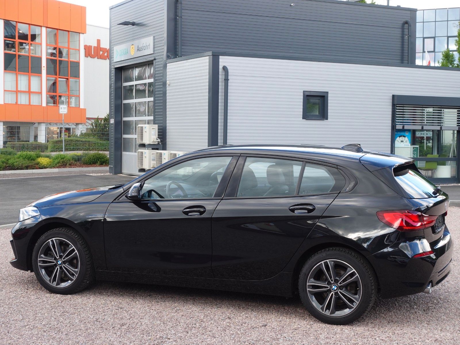 Fahrzeugabbildung BMW 118i Sport Line Navi CarPlay LED-Pkt.