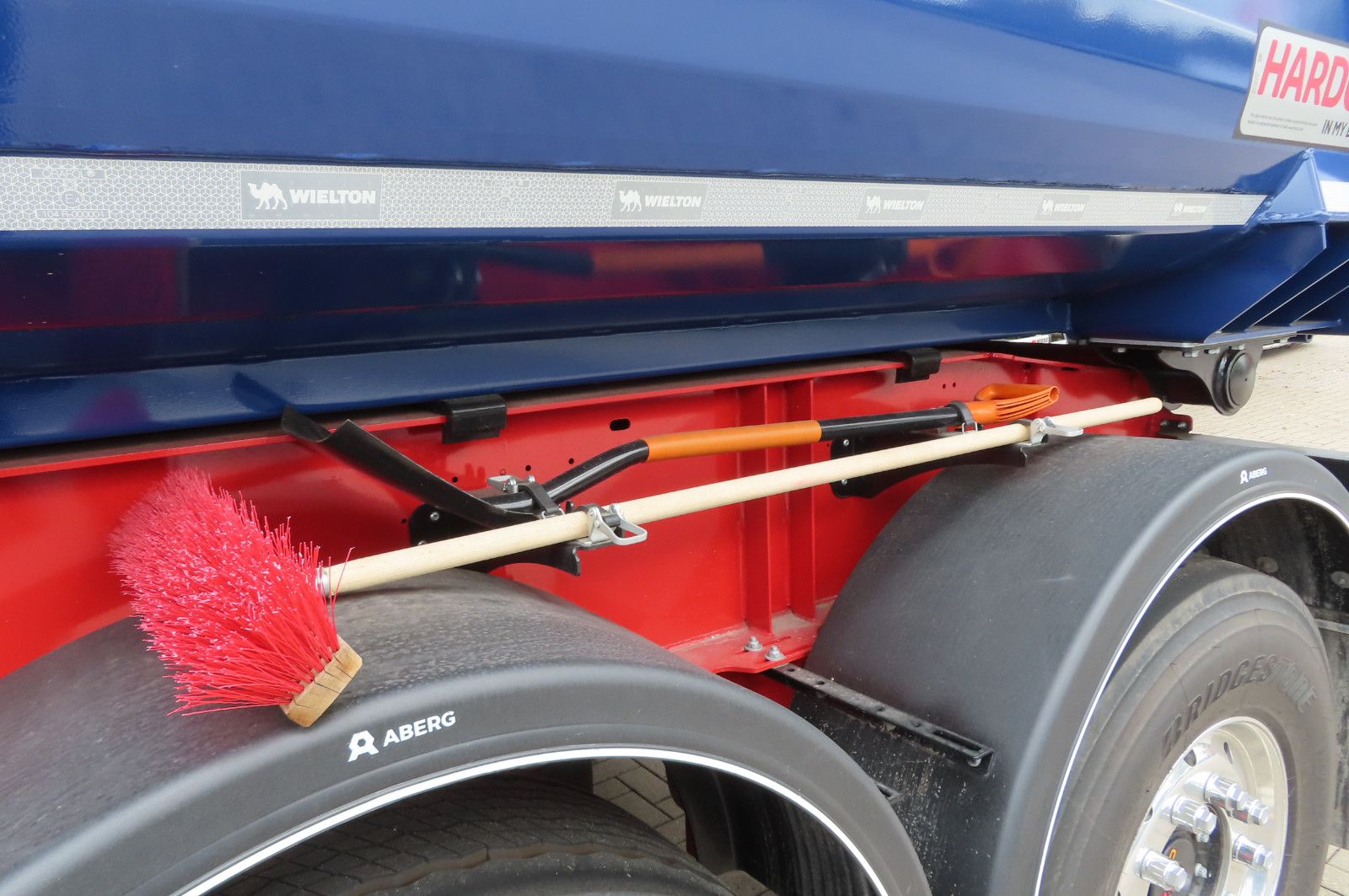 Fahrzeugabbildung Wielton Strong Master 3-Achs Kippsattelauflieger 33 m³