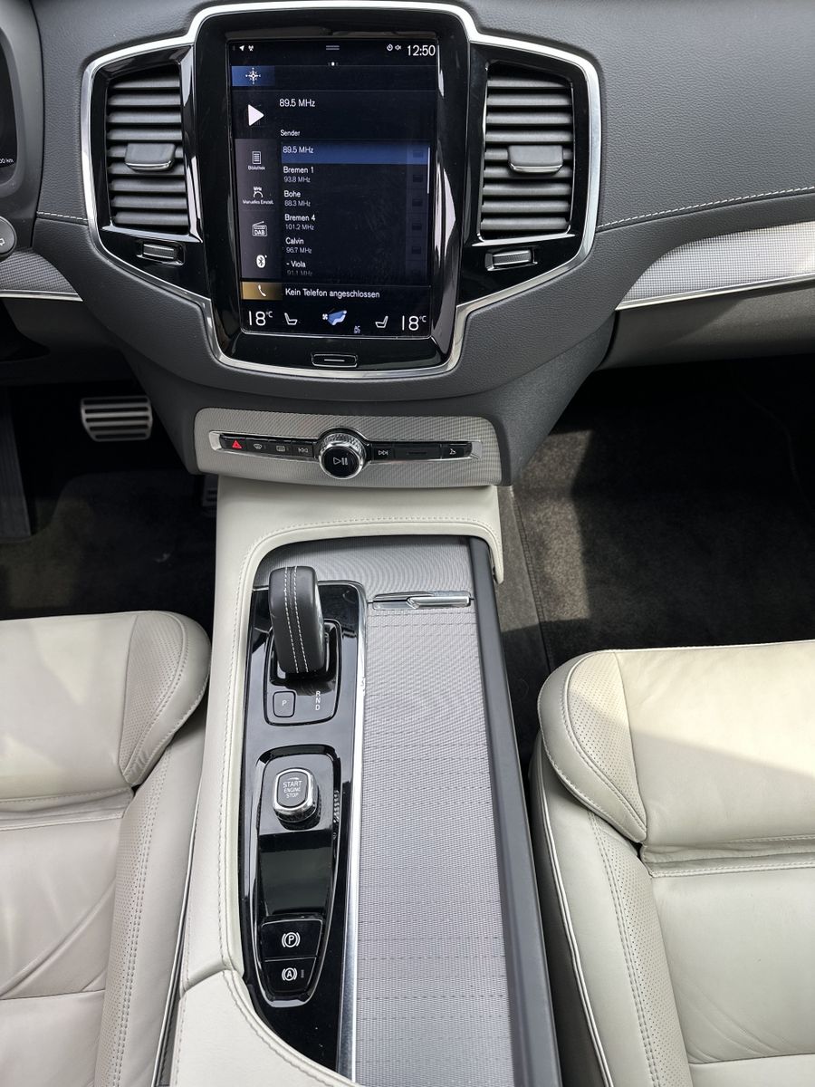 Fahrzeugabbildung Volvo XC90 T8 AWD R-Design 7-Sitzer NAV+LED+AHK+PANORA
