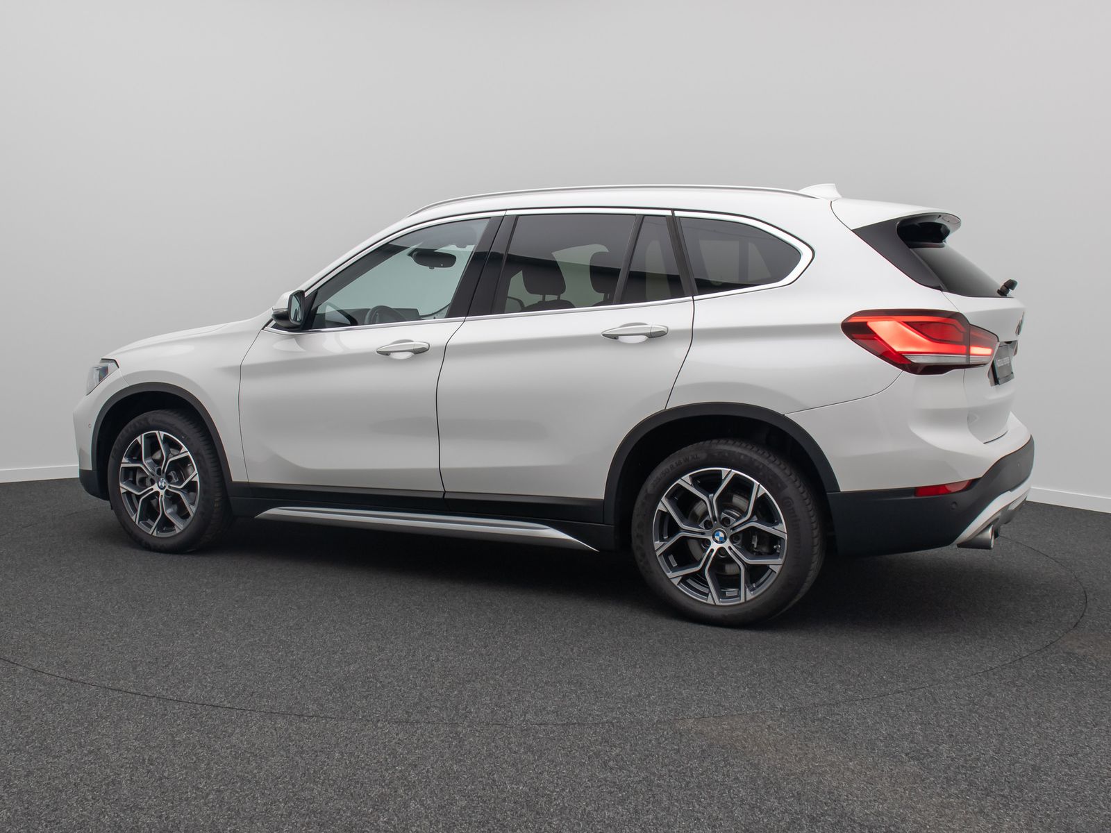 Fahrzeugabbildung BMW X1 sD20d xLine Navi+HUD Kamera DAB AHK Sportsitz