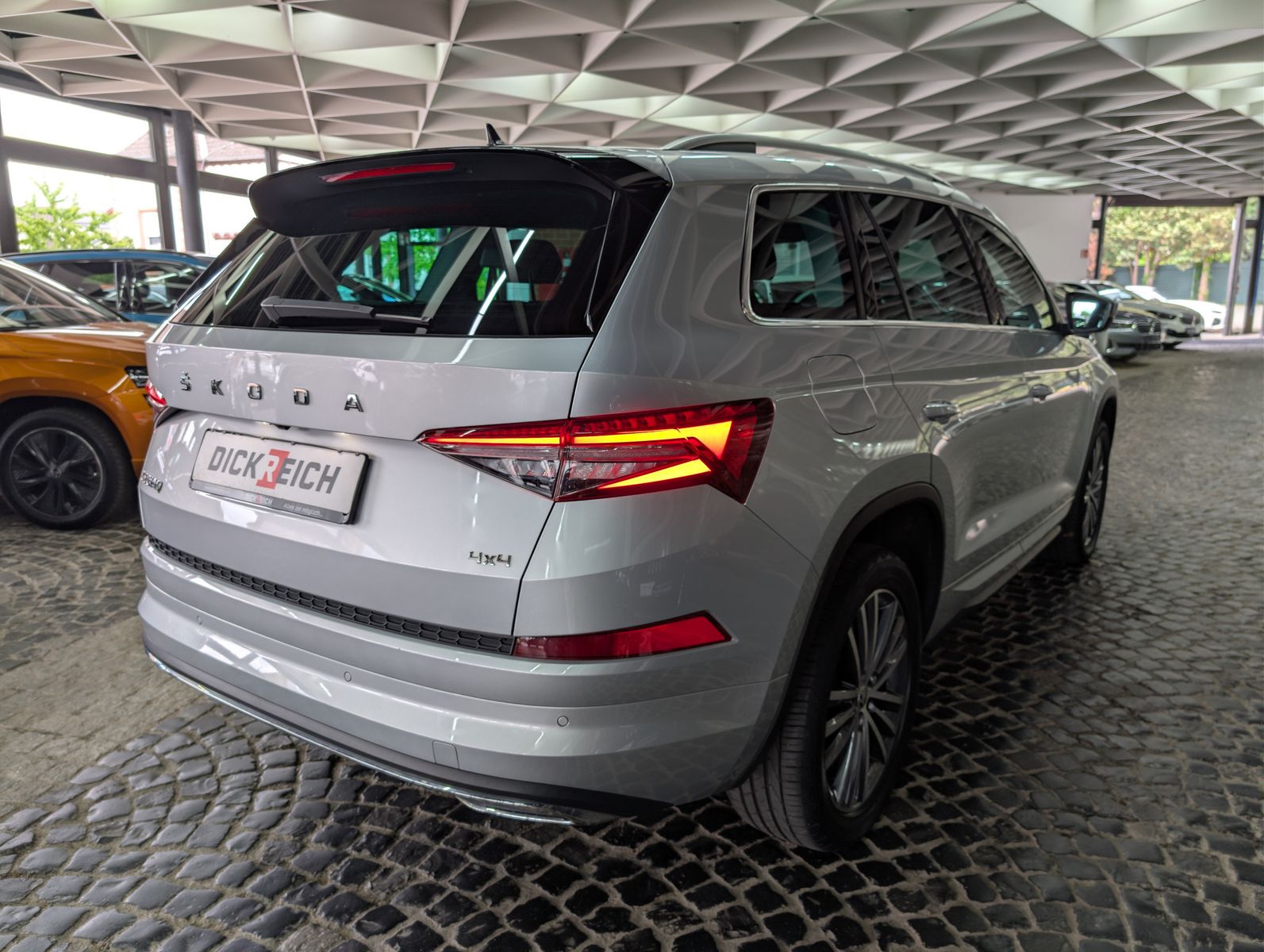 Fahrzeugabbildung SKODA Kodiaq L&amp;K 4x4 CANTON LEDER 360° ACC MEMO VIRT