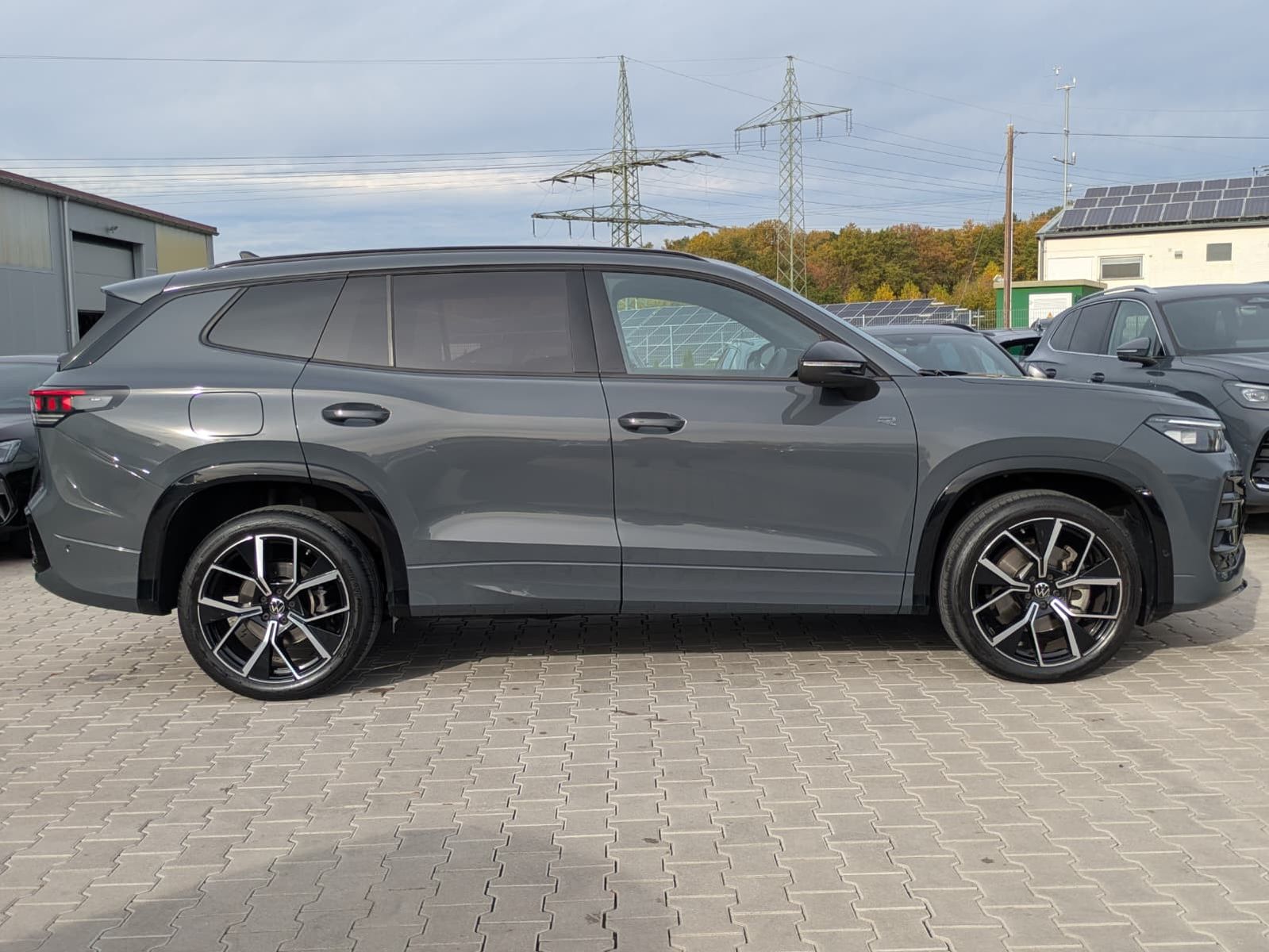 Fahrzeugabbildung Volkswagen Tayron 2.0 TDI 4M R-Line 7Si*MATRIX*AHK*PANO*HUD