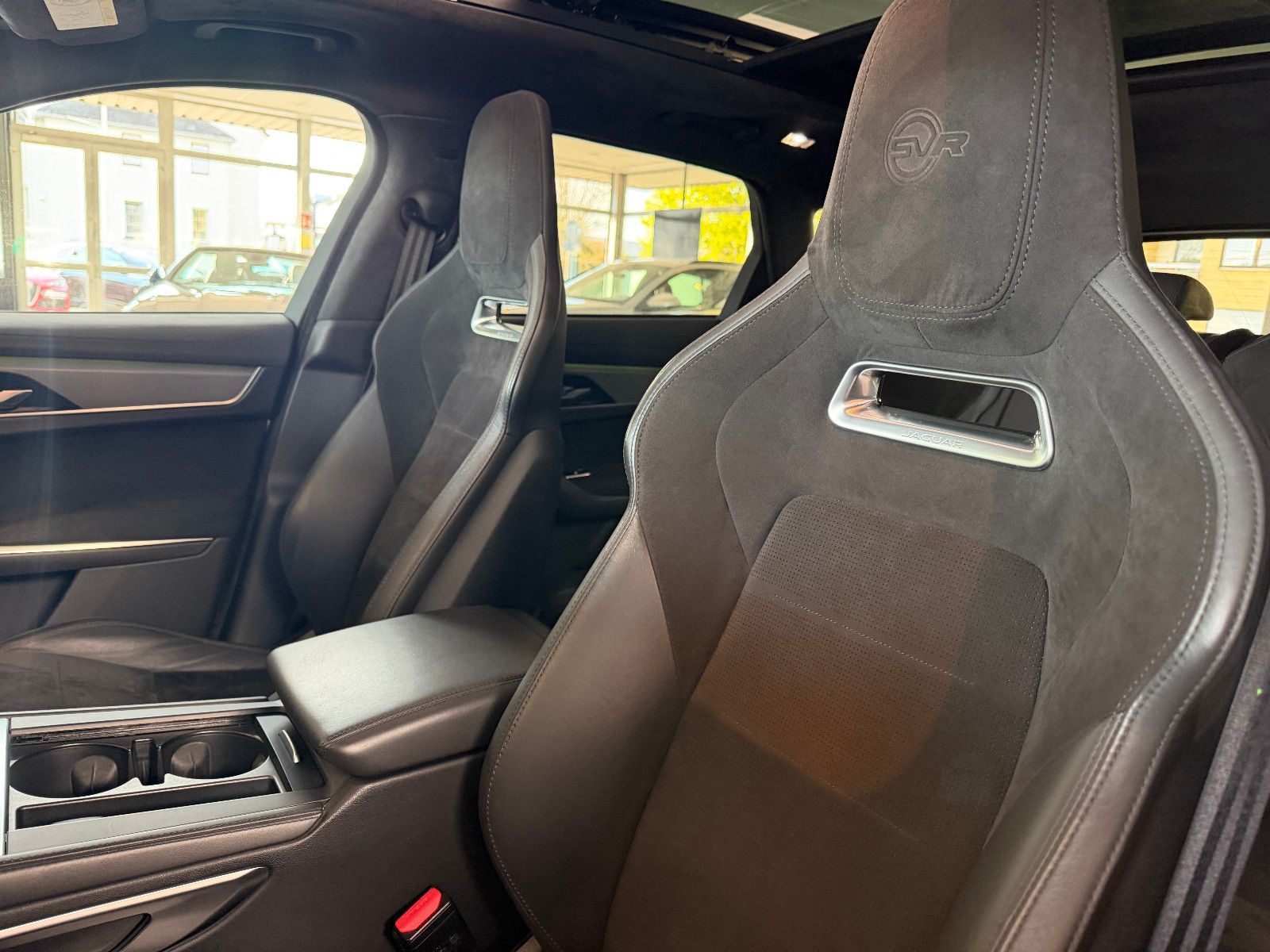 Fahrzeugabbildung Jaguar F-PACE SVR /PANO/MERIDIAN/360°KAM/HUD/AMBIENTE