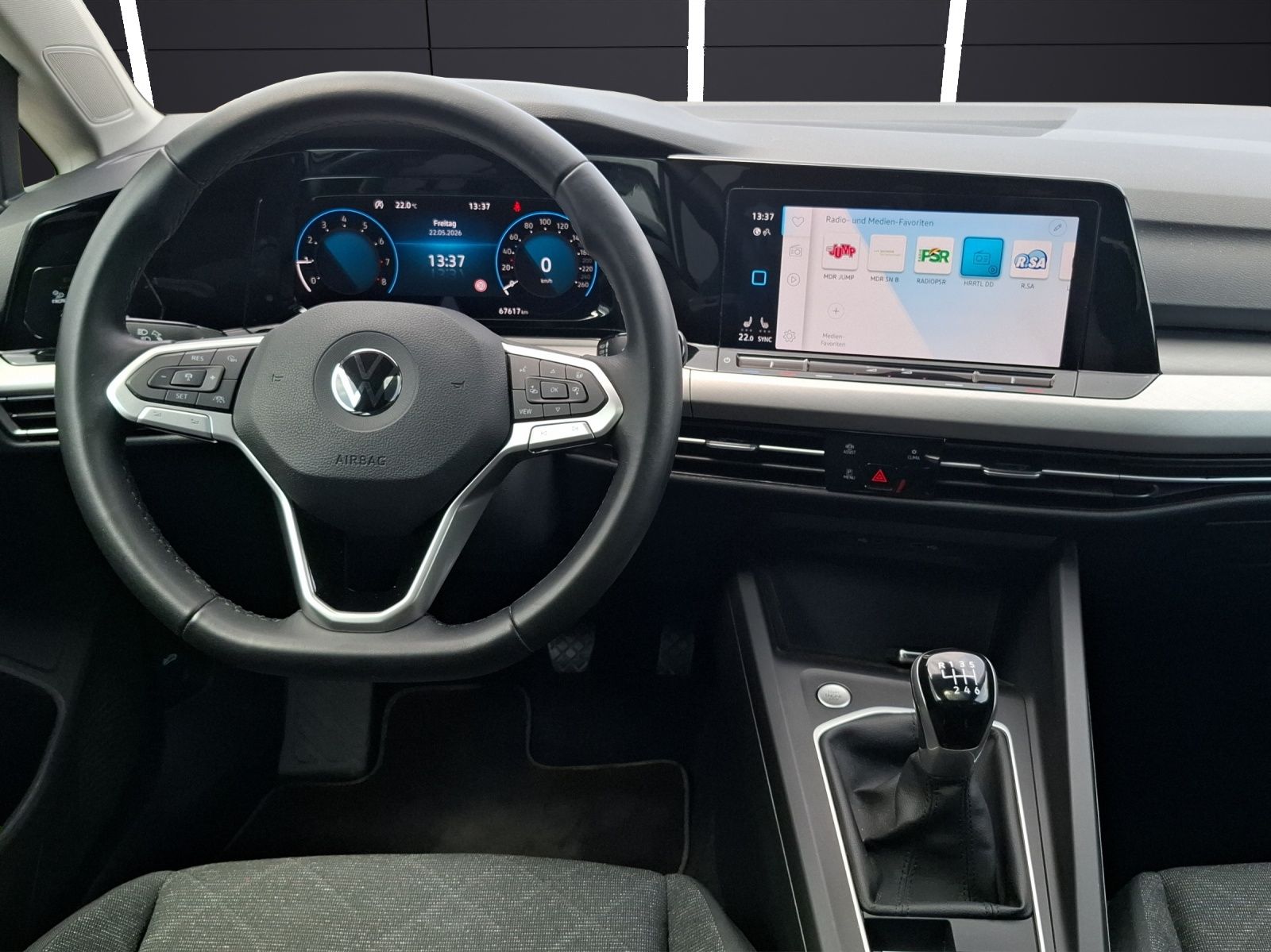 Fahrzeugabbildung Volkswagen Golf VIII TSI Life LED AHK STHZ ACC Navi Pano AI