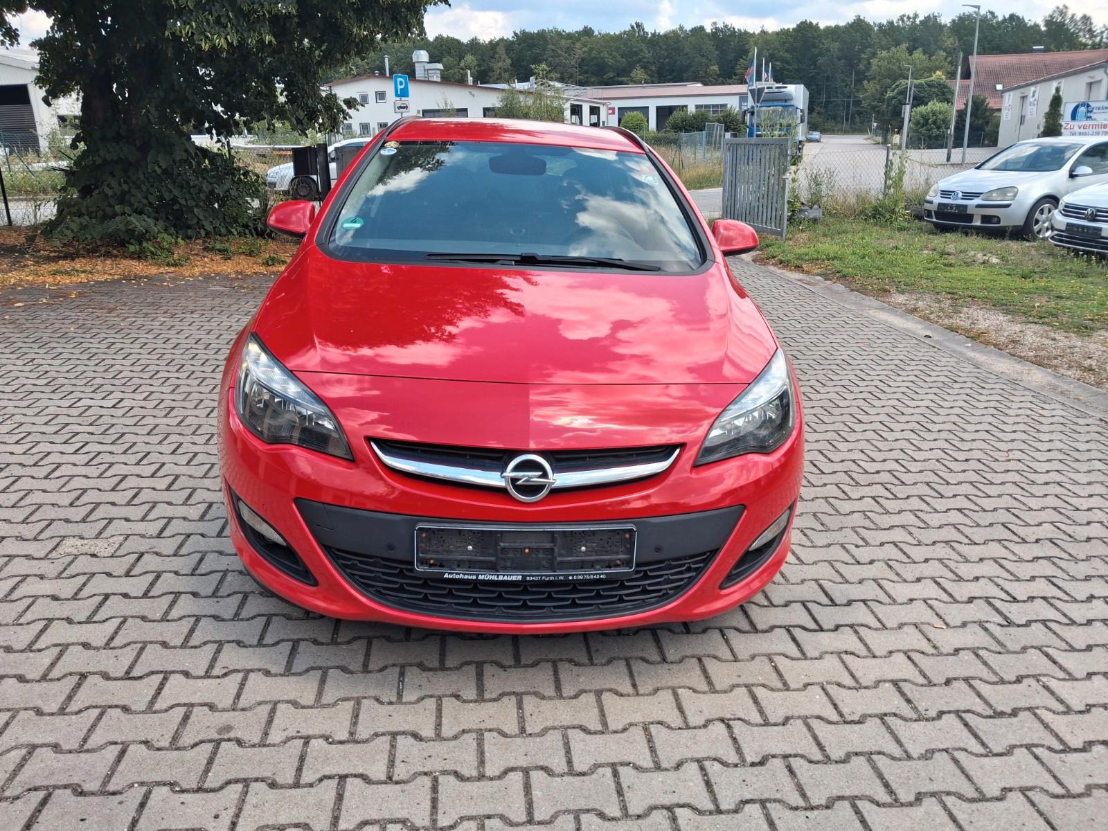 Opel Astra 2015 — rear view