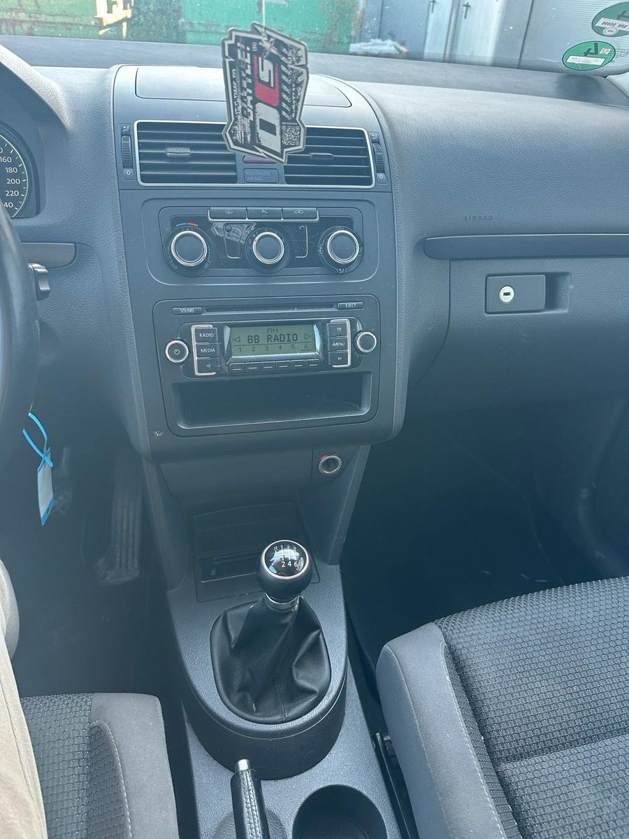 Volkswagen Touran 2011 — photo 9