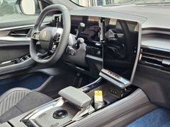 Fahrzeugabbildung Rafale 300 E-Tech Plug-in Hybrid 4x4 Atelier Alp
