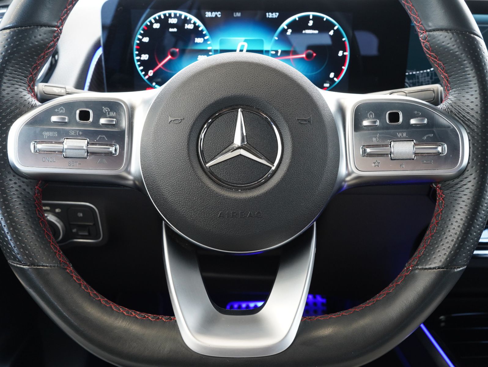Fahrzeugabbildung Mercedes-Benz GLB 220 d AMG Line NIGHT/LED/MBUX/DAB/DISTRONIC