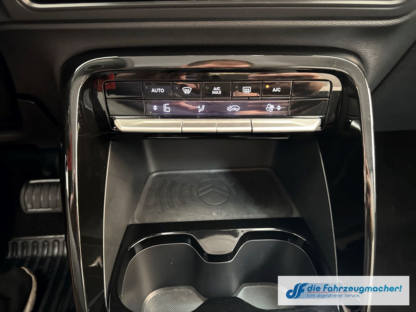 Fahrzeugabbildung Citroën C3 e 113 MAX HUD Navi Soundsystem LED Apple CarP
