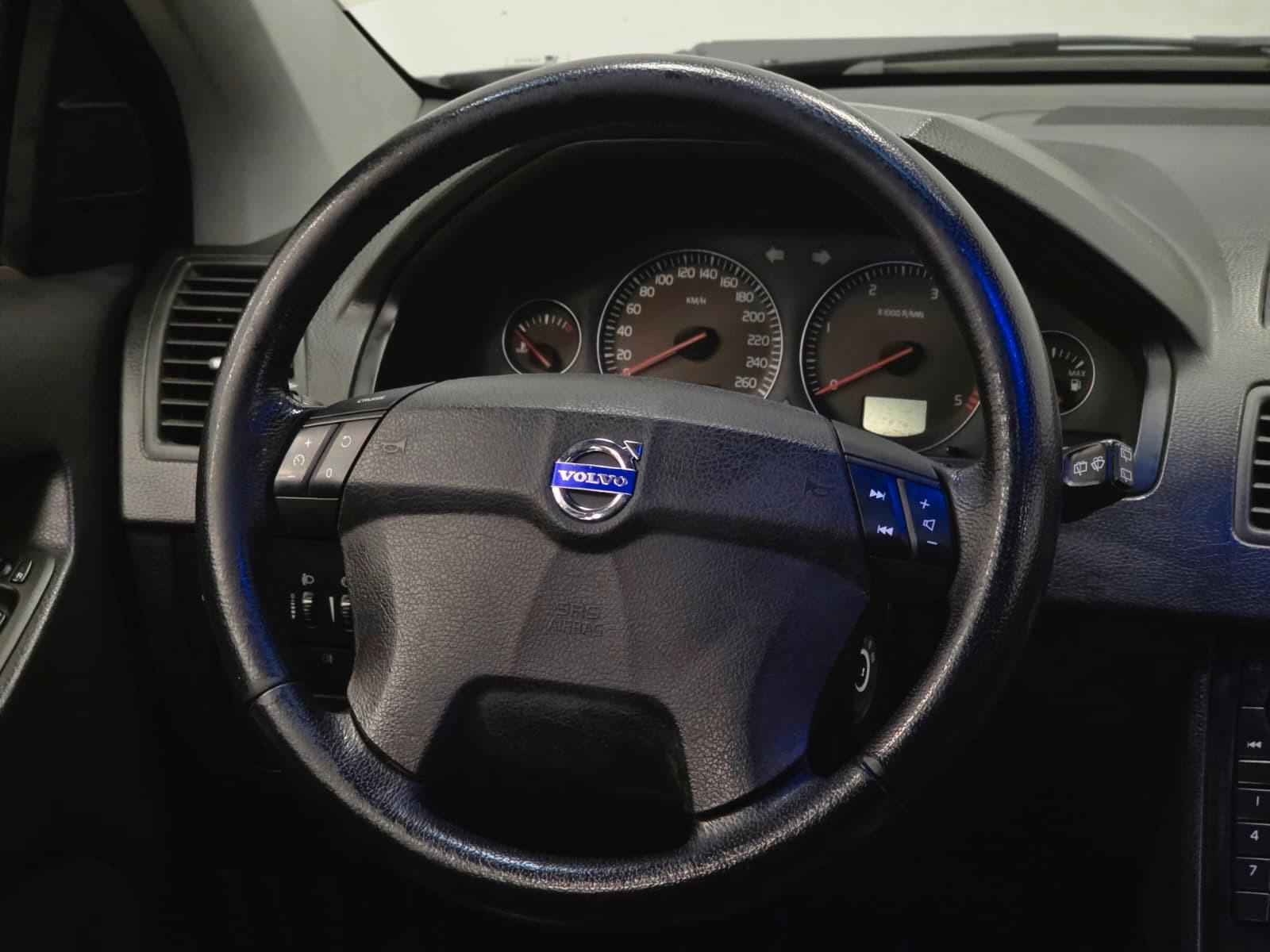 Volvo XC90 D5 Momentum 2.4 5 cyl. 185 ch BVM 4x4 / 172 300 km / Toit ouvrant / Cuir / Distribution neuve / Attelage