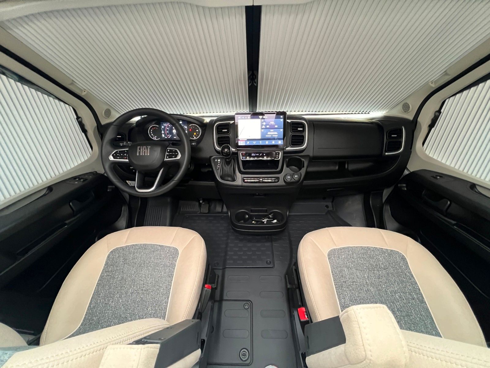 Fahrzeugabbildung Malibu Van first class - two rooms GT skyview 640 LE RB