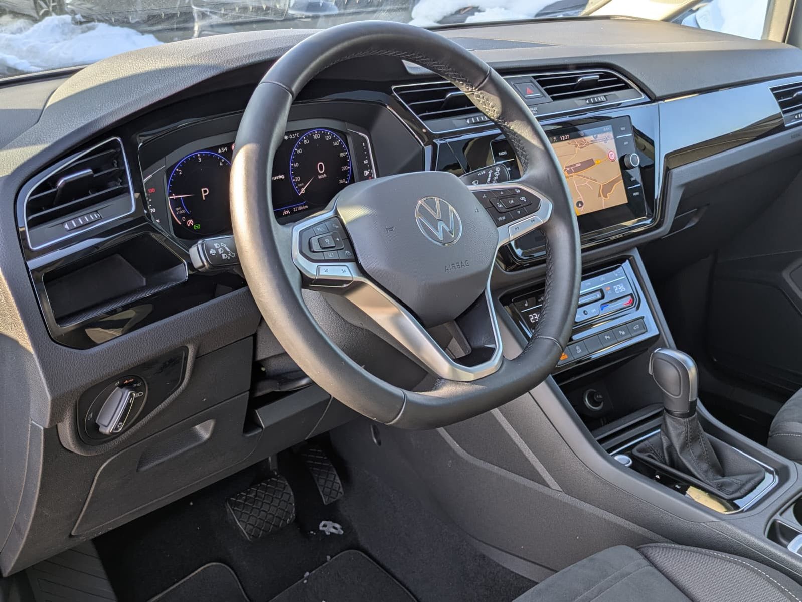 Fahrzeugabbildung Volkswagen Touran 2.0 DSG R-Line High BLACK Pano 7Si IQ AHK