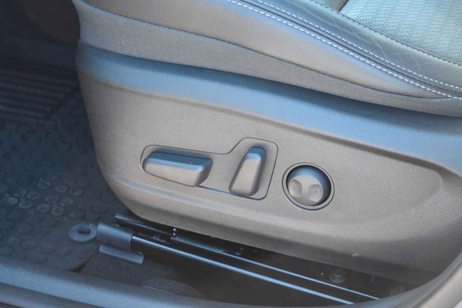 Fahrzeugabbildung Hyundai Kona Premium 4WD HUD LED ACC Automatik 1.Hand