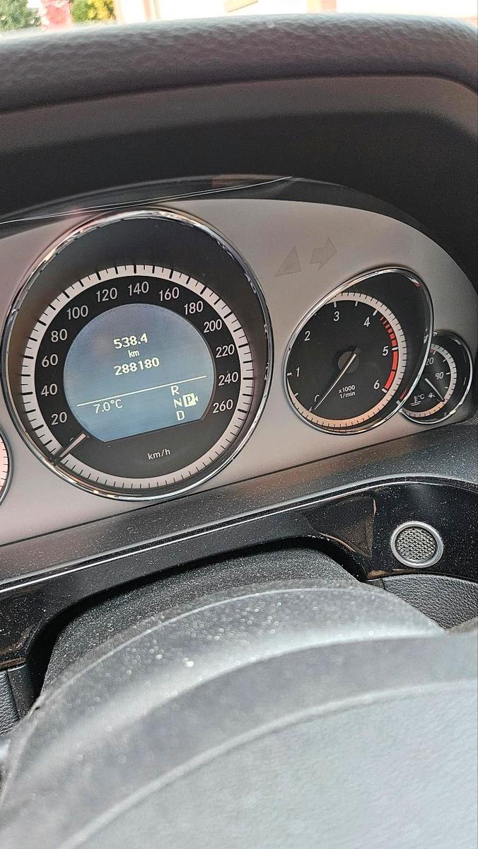 Mercedes-Benz 350 2010 — interior