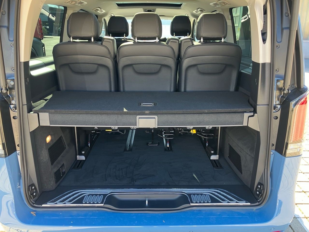 Fahrzeugabbildung Mercedes-Benz V 300 d AVG/L 4x4 Avantgarde NAVI AHK LED 7-Sitz