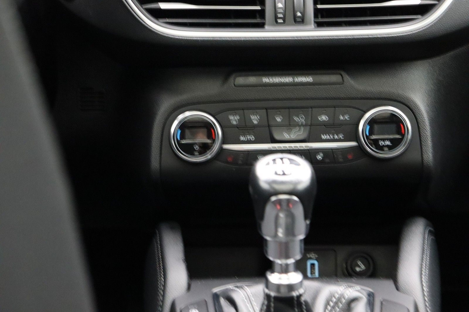 Fahrzeugabbildung Ford Focus Turnier 1.0 Titanium