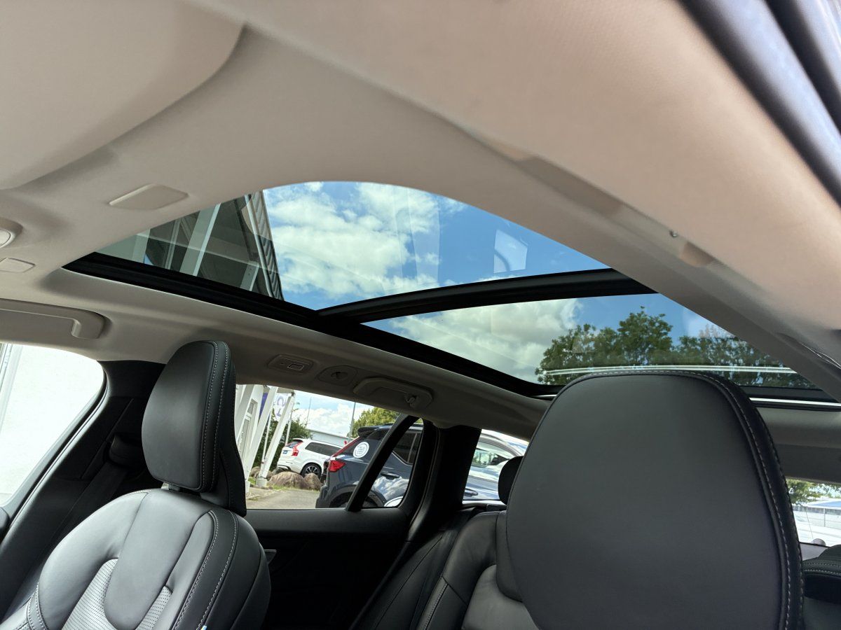 Volvo V60 B4 Ultra Dark *Massage, Head-Up, B&W* foto 17