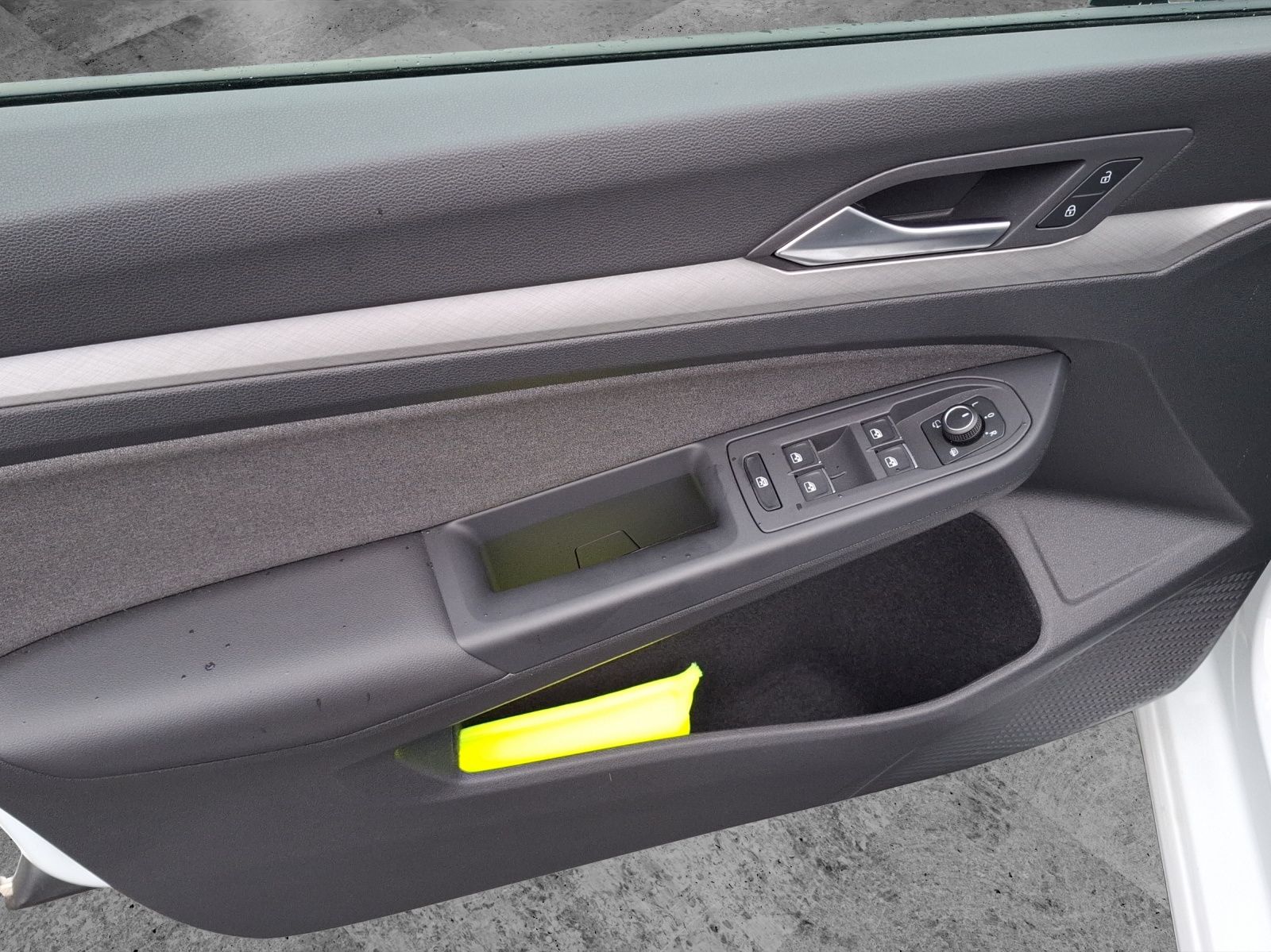 Fahrzeugabbildung Volkswagen Golf VIII TSI Life Standhzg LED Navi AID ACC RFK