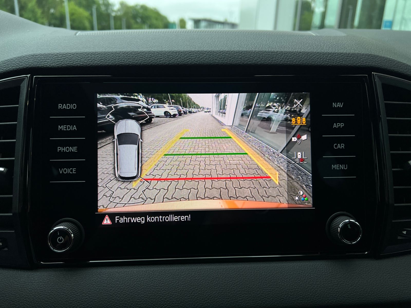 Fahrzeugabbildung SKODA Karoq Sportline 2.0 TSI 4x4 DSG *Panorama, AHK,