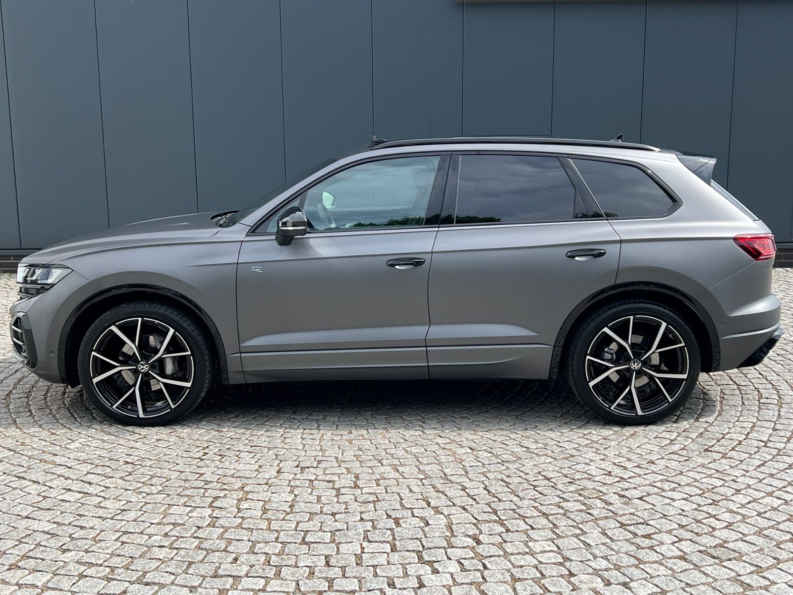 Fahrzeugabbildung Volkswagen Touareg R-Line 3.0 TDI 4MOTION *AHK, Luft, Pano,