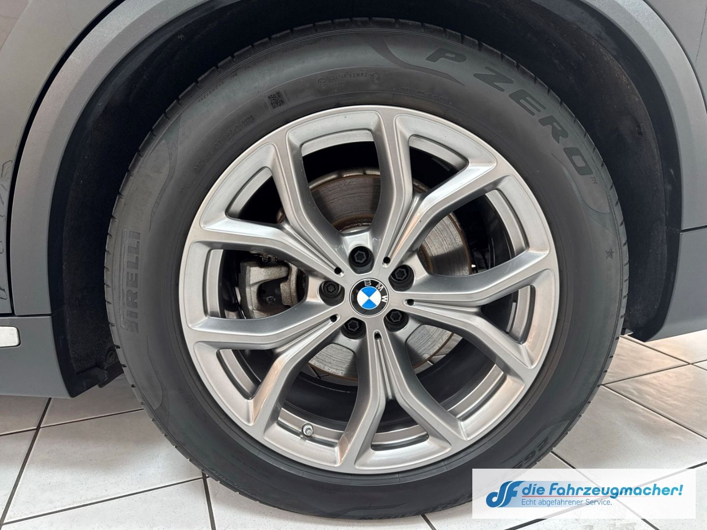 Fahrzeugabbildung BMW X5 xDrive 45 e xLine Park-Assistent Luftfederung