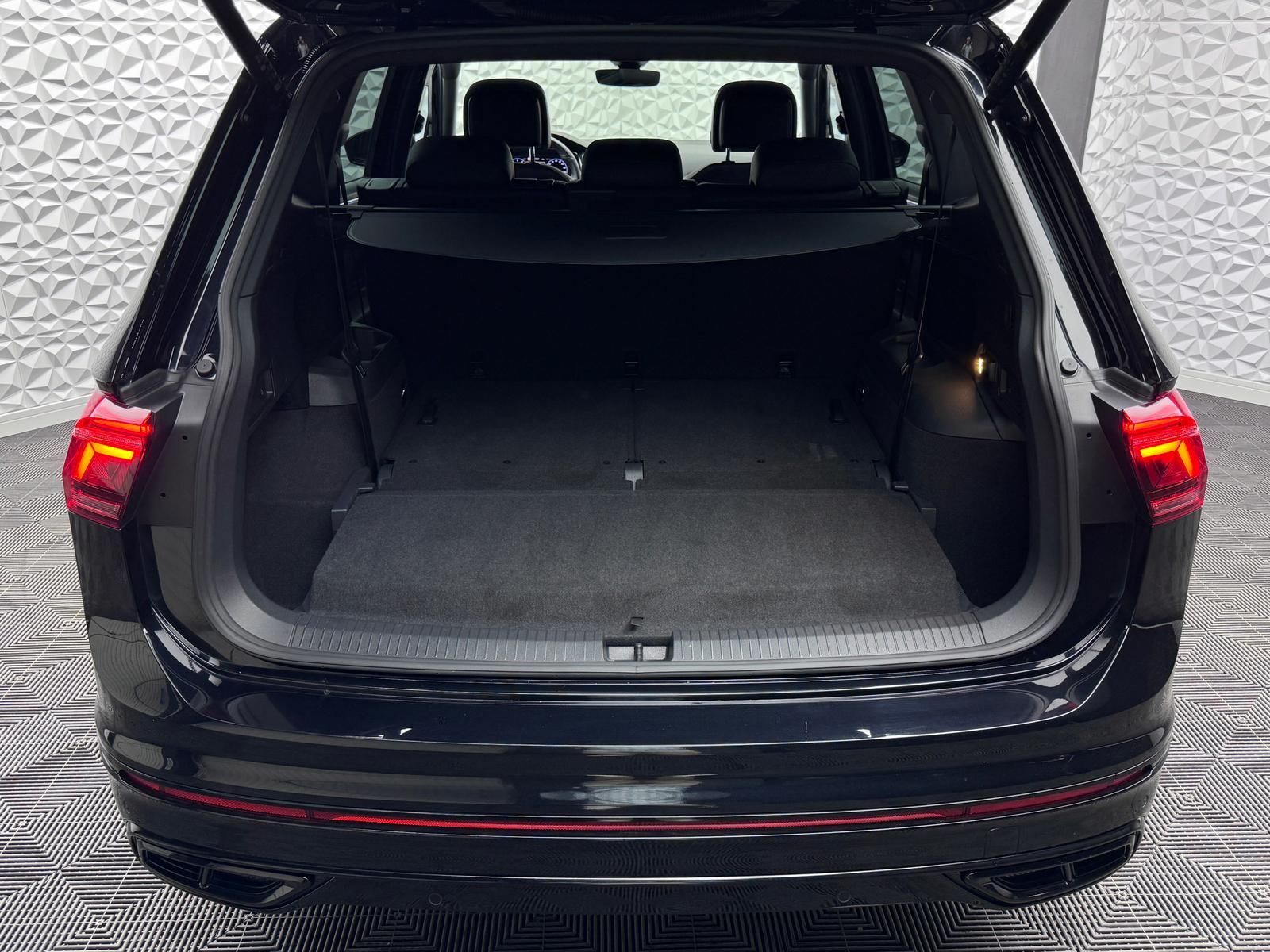 Fahrzeugabbildung Volkswagen 2.0 TSI R-LINE/4MOTION/7-SITZE/AHK/MATRIX/HUD/AC