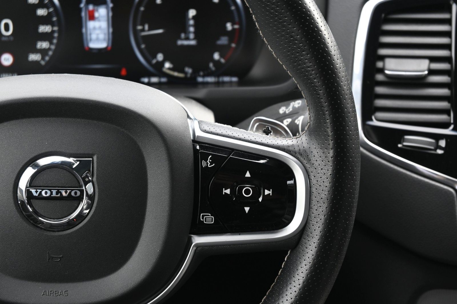 Fahrzeugabbildung Volvo XC90 D5 R-Design*VOLL*PANO*LUFT*255PS*MIETKAUF