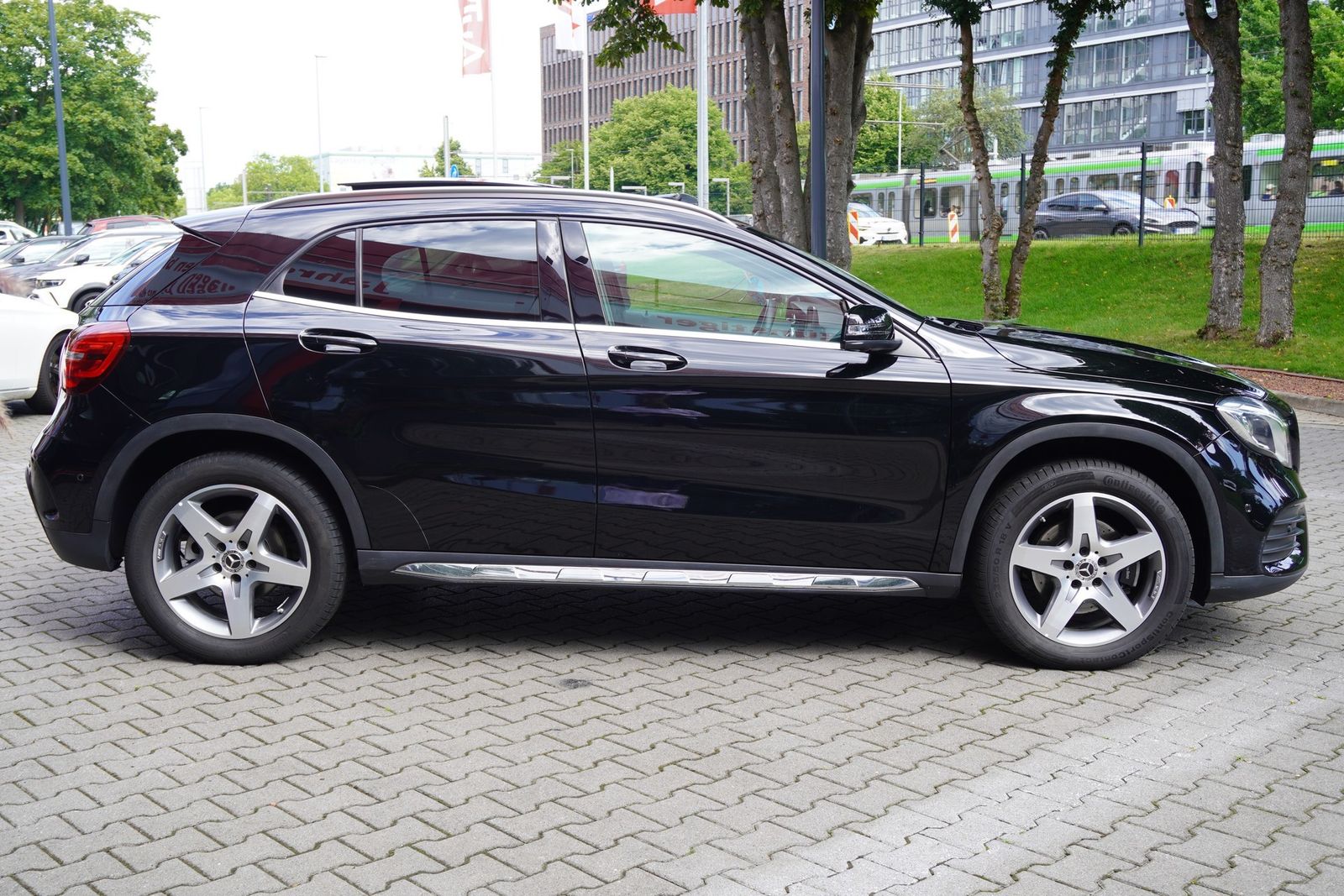 Mercedes-Benz GLA 220d AMG Line LED Navi Pano AHK 360 SHZ foto 5