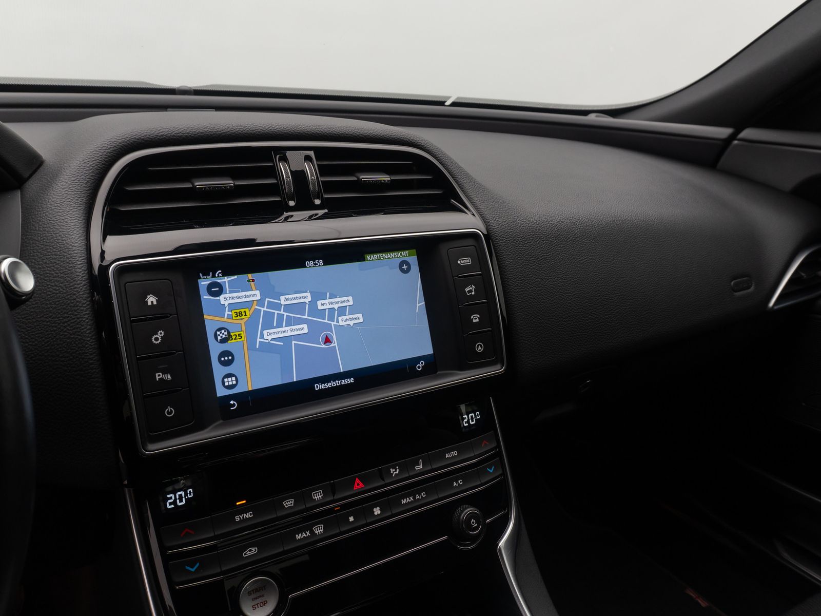 Fahrzeugabbildung Jaguar XE R-Sport FahrAssist Navi Sound Komfort 19Zoll