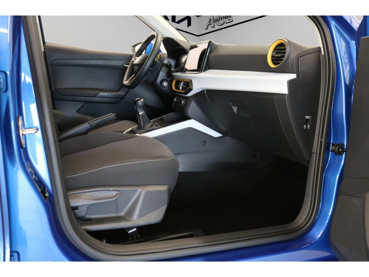 Fahrzeugabbildung SEAT Arona Road Edition Navi Tempomat SHZ PDC LED