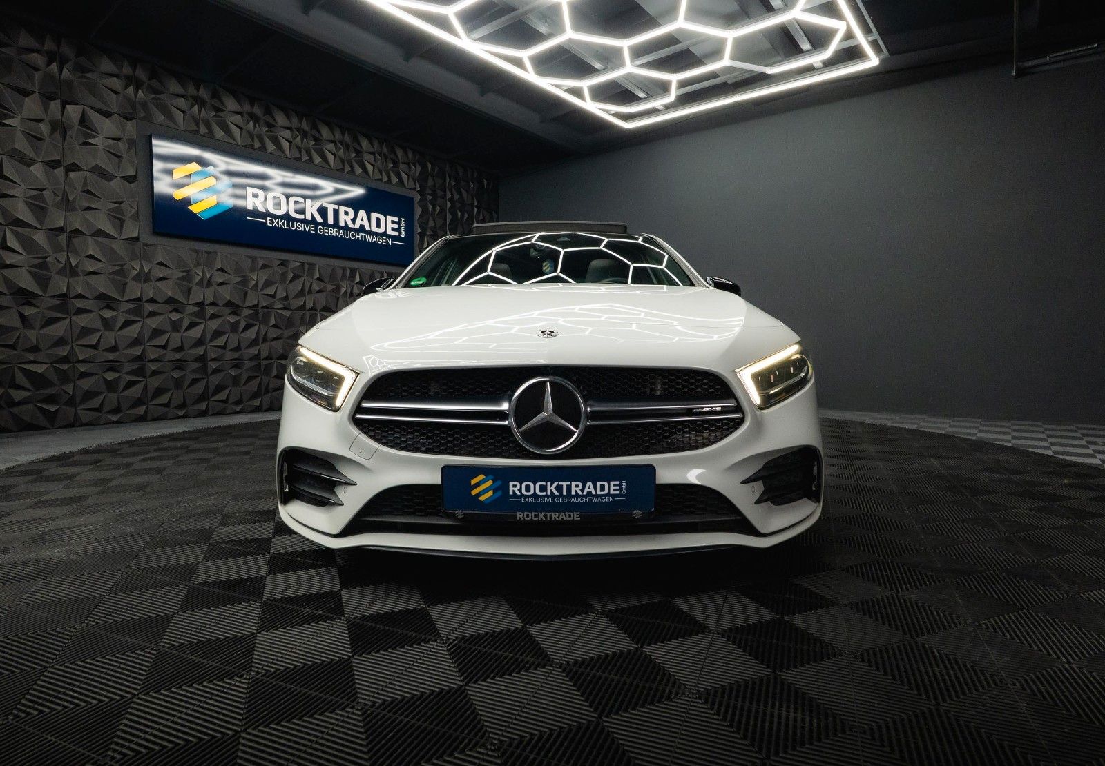 Fahrzeugabbildung Mercedes-Benz A 35 AMG 4Matic Night-Paket *Pano*LED*ACC*DAB*