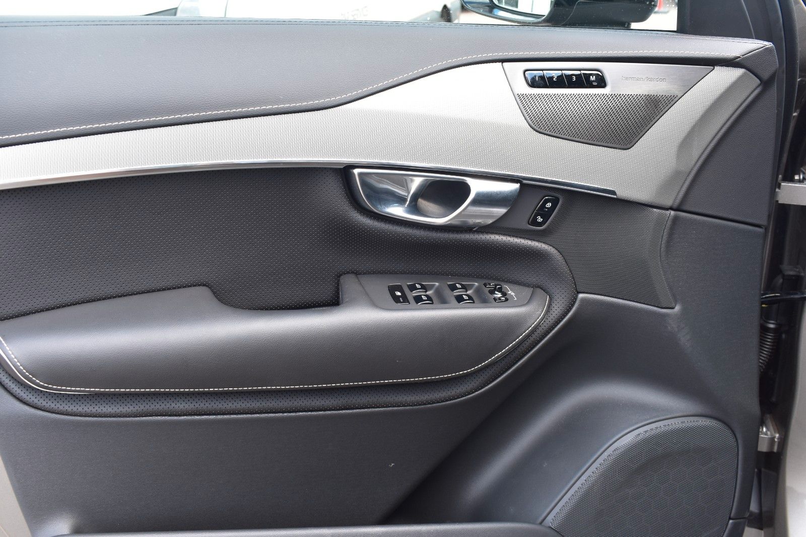 Fahrzeugabbildung Volvo XC90 B5 D AWD R-Design*PANO*STHZ*LUFT*360*H&K*QI