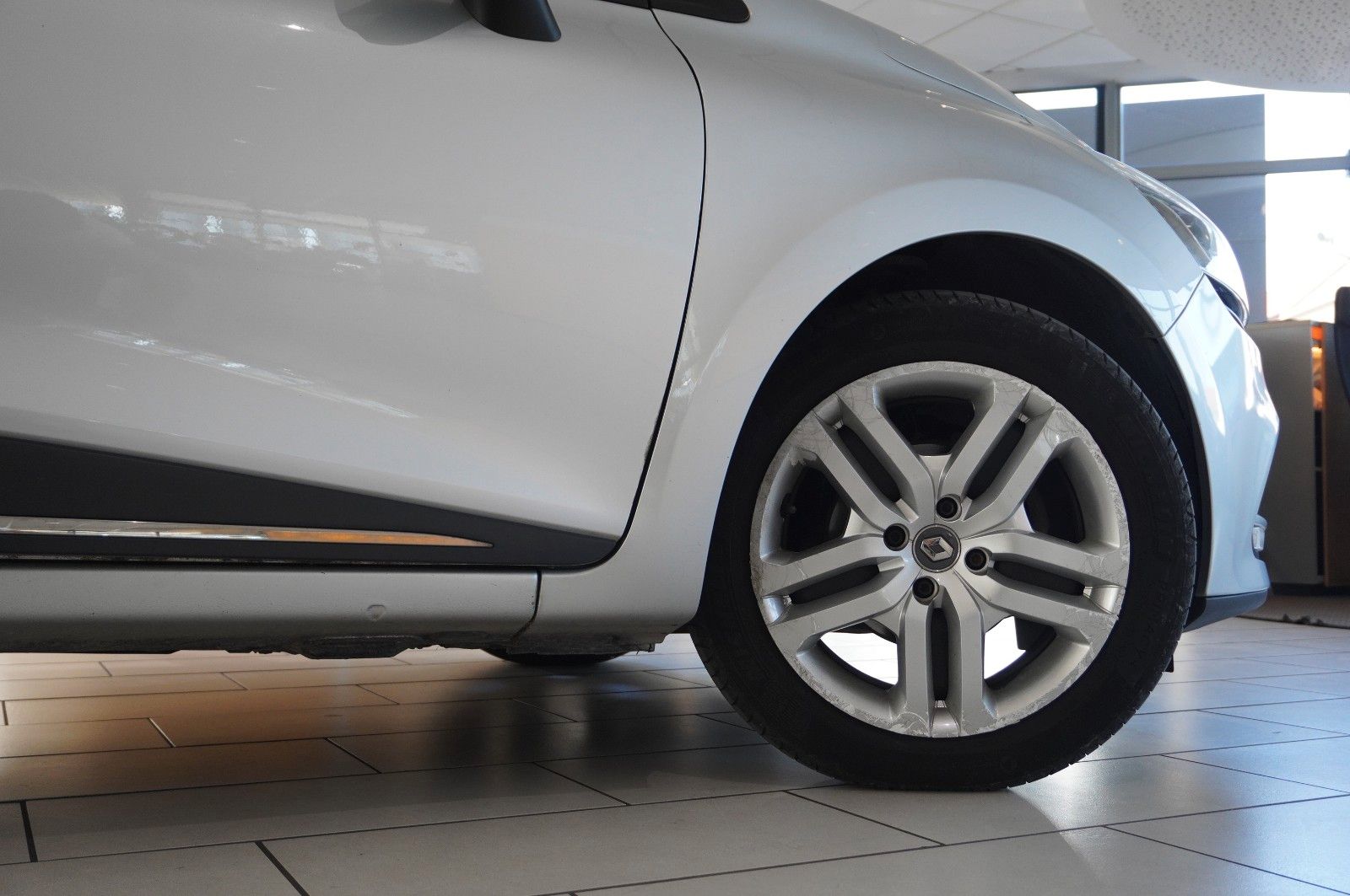 Fahrzeugabbildung Renault Clio IV 0.9 TCE LIM. ENERGY LED/SHZ/PDC/TEMP/DAB