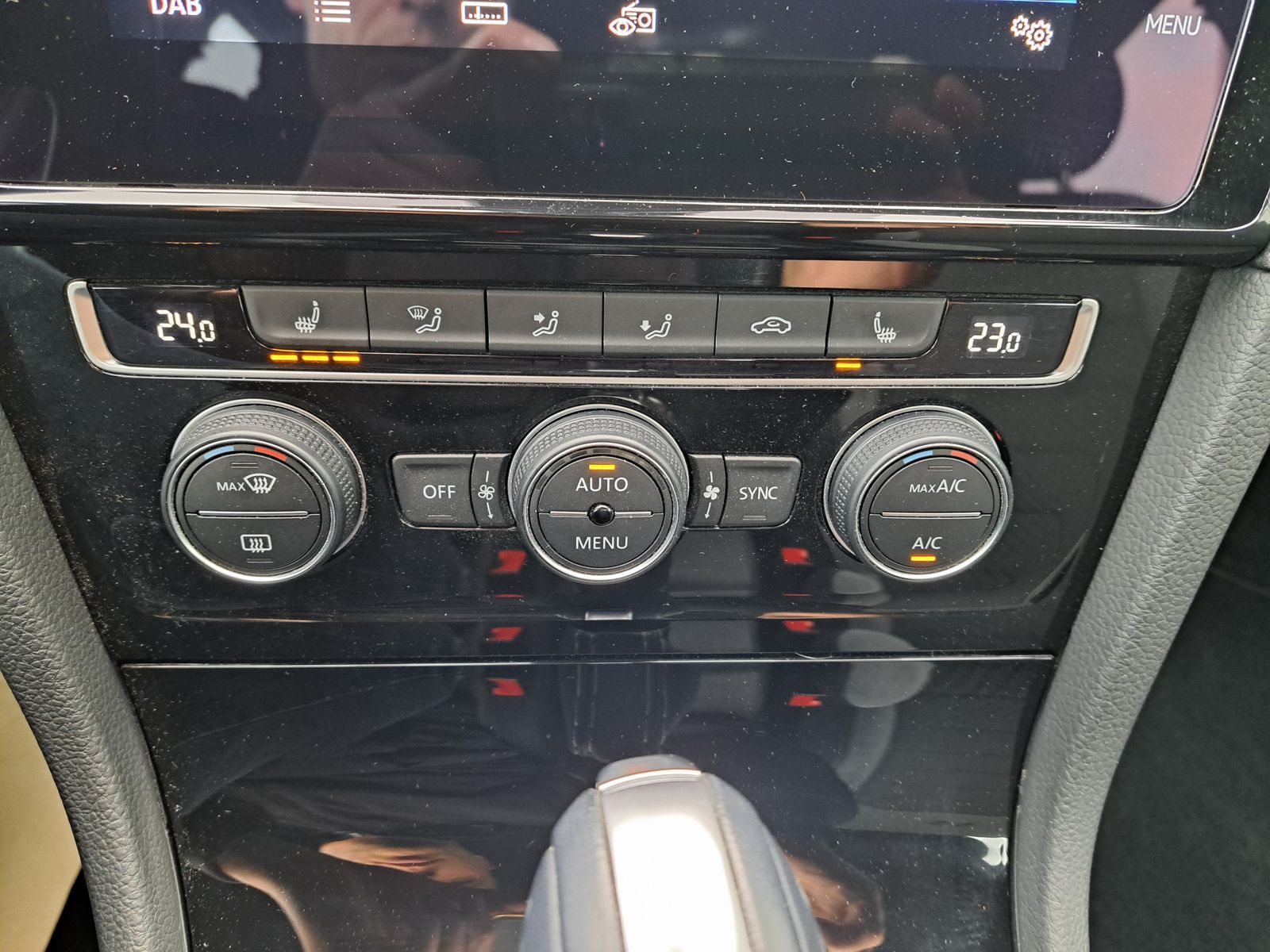 Fahrzeugabbildung Volkswagen Golf 2x R-LINE 1.5TSI DSG LED DYNAUDIO-SOUND ACC