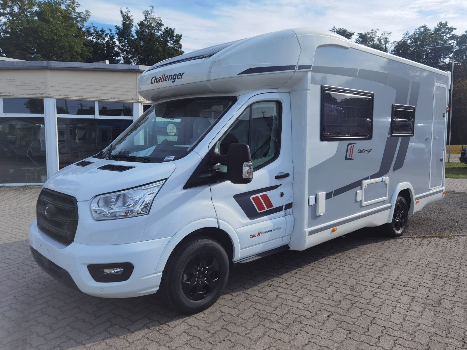 Fahrzeugabbildung Challenger 260 Graphite Edition M27