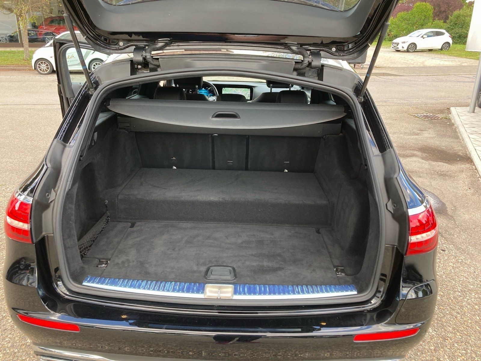 Fahrzeugabbildung Mercedes-Benz E 300 T de Avantgarde*Distronic*AHK*Totwink*Cam*