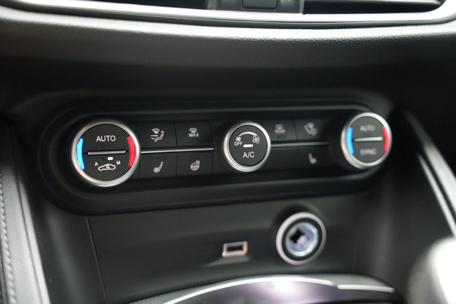 Fahrzeugabbildung Alfa Romeo Stelvio Veloce *Kamera*Leder*Memory*AllBlack