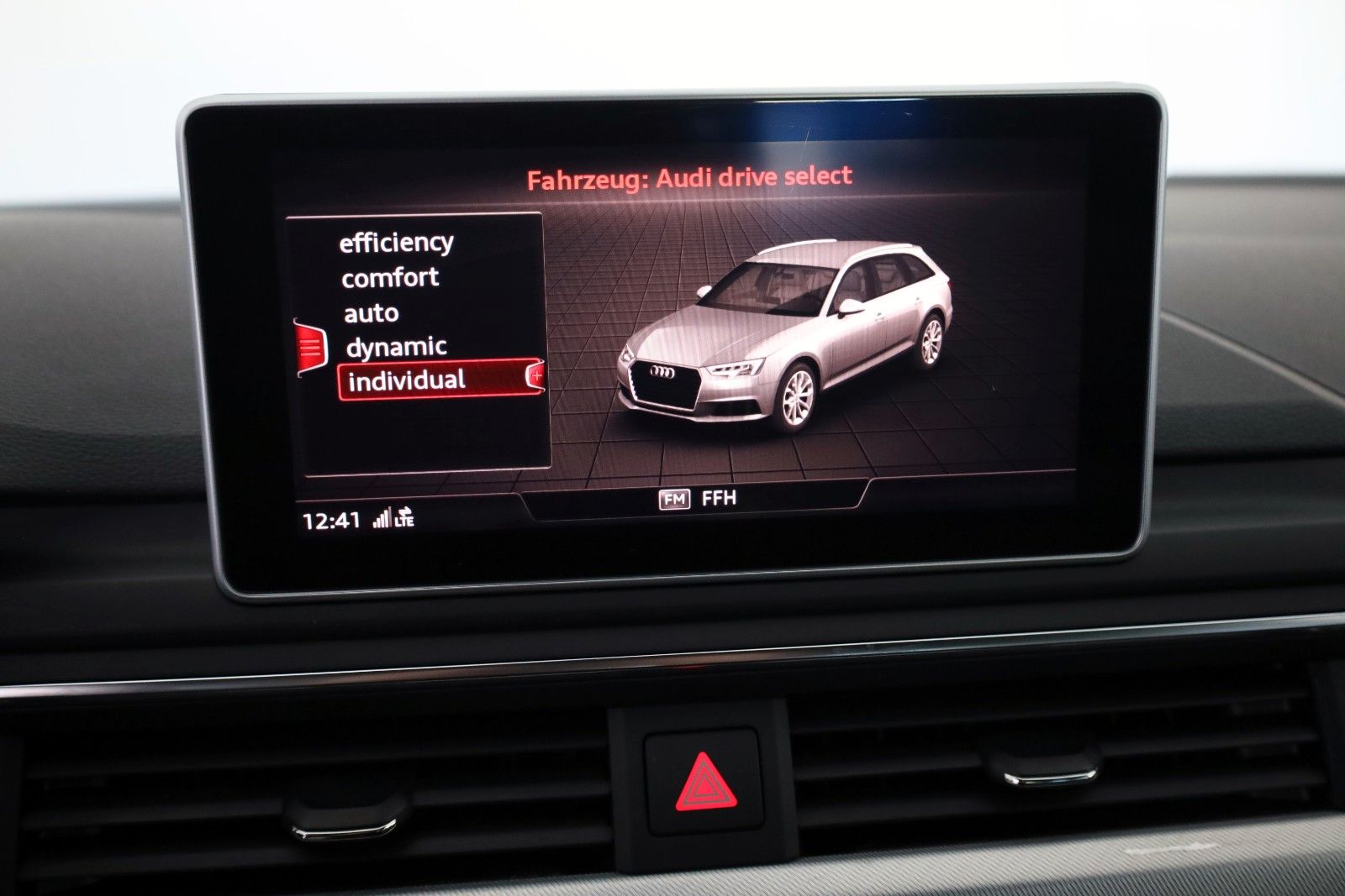 Fahrzeugabbildung Audi A4 Avant 45 TFSI S Line Leder,Navi,LED,Panorama