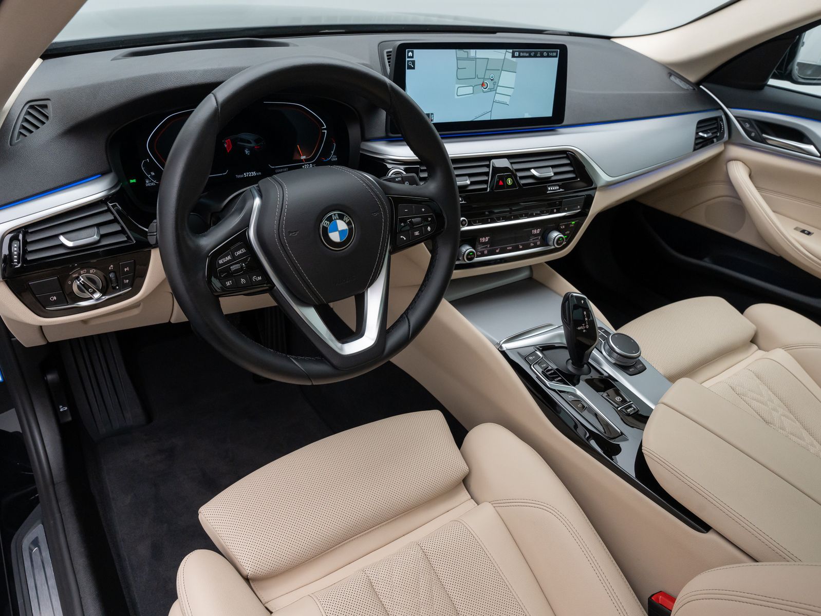 Fahrzeugabbildung BMW 520d Panorama 360° HUD DAB Komfort Alarm AHK LED